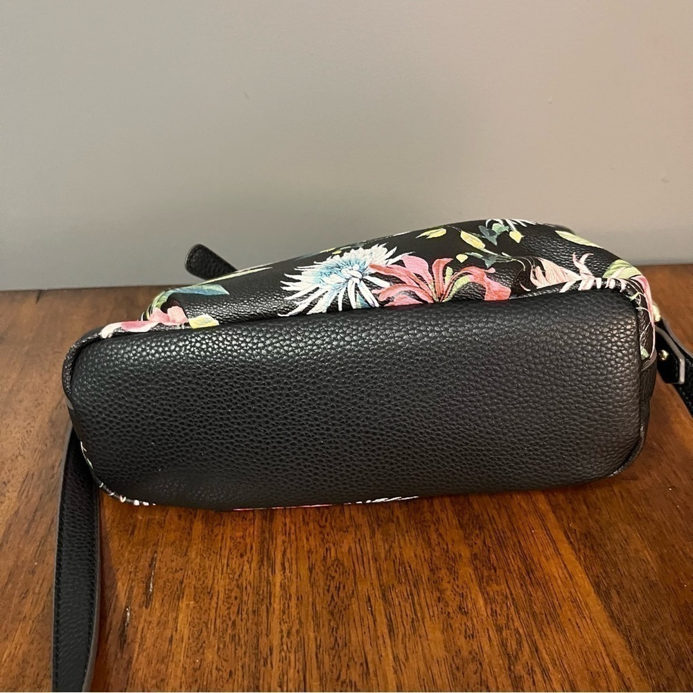 Vintage Liz Claiborne Women's
Harper Shoulder Tropical Classy purse. - Picture 9 of 14